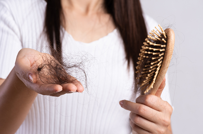 Penyebab Kerontokan Rambut