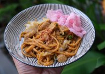 Mie Gomak Pecel: Ketika ‘Spaghetti Batak’ Bertemu Bumbu Kacang Jawa, Lahirlah Sensasi Pedas-Manis yang Menggoda