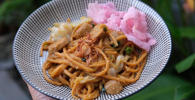 Mie Gomak Pecel: Ketika ‘Spaghetti Batak’ Bertemu Bumbu Kacang Jawa, Lahirlah Sensasi Pedas-Manis yang Menggoda