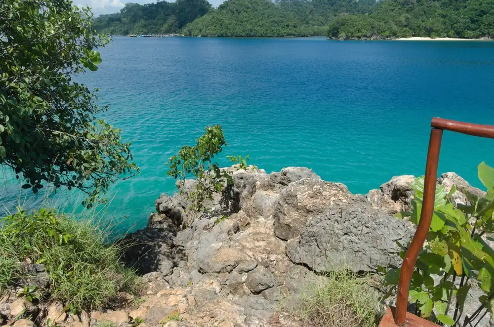 Pesona Alam dan Keunikan Tiga Warna Laut