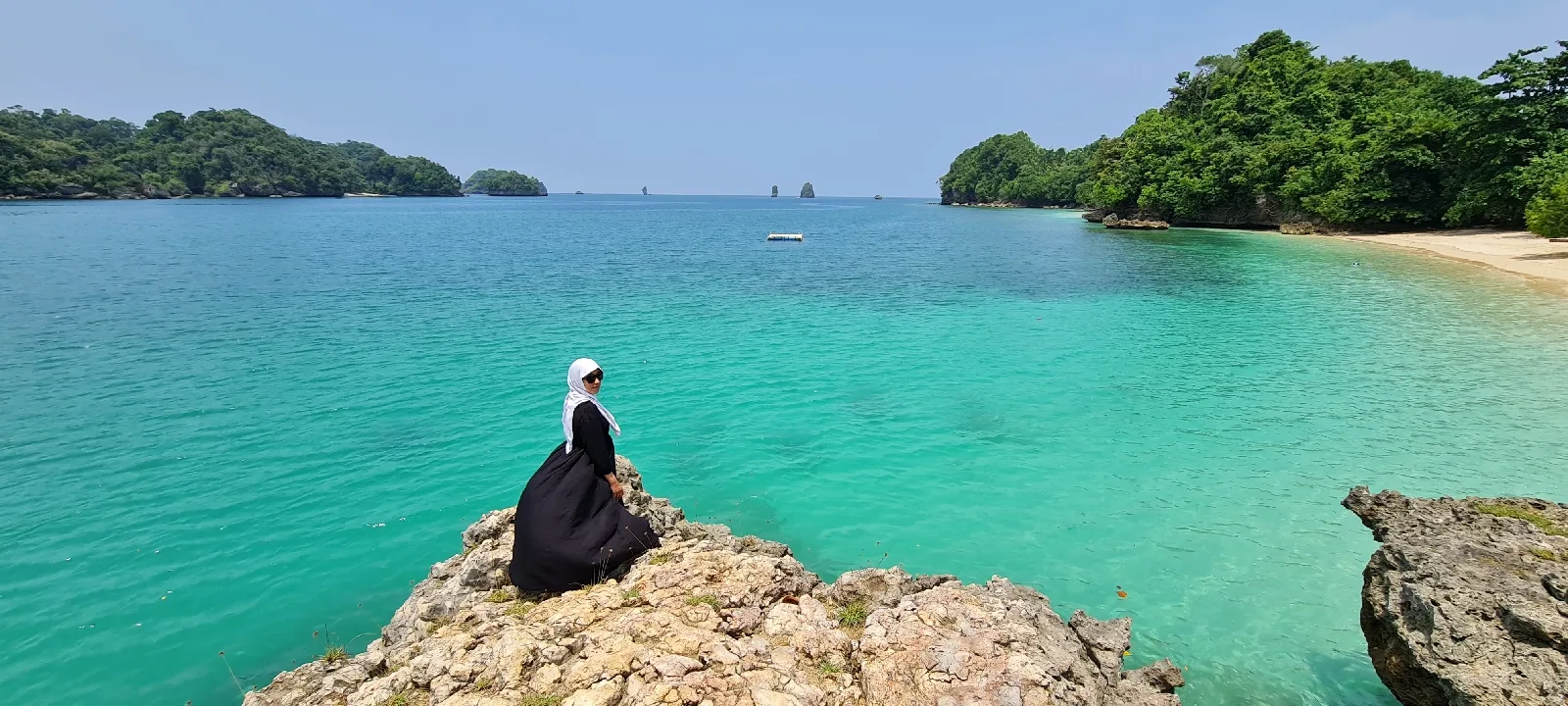 menikmati keindahan pantai tiga warna