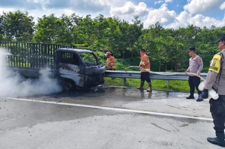 Mobil Suzuki Carry Terbakar