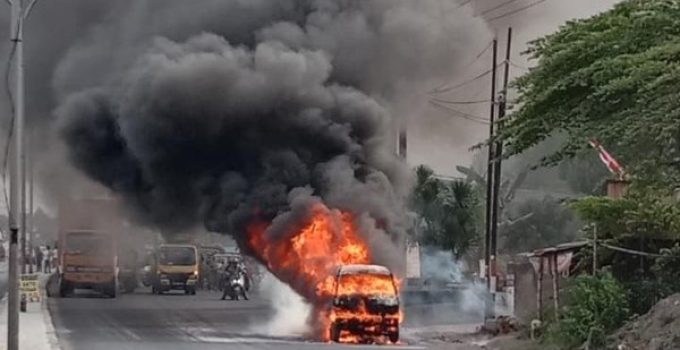 Mobil Suzuki Carry Terbakar di Tengah Perjalanan, Kepanikan Warga Langsung Pecah di Lokasi