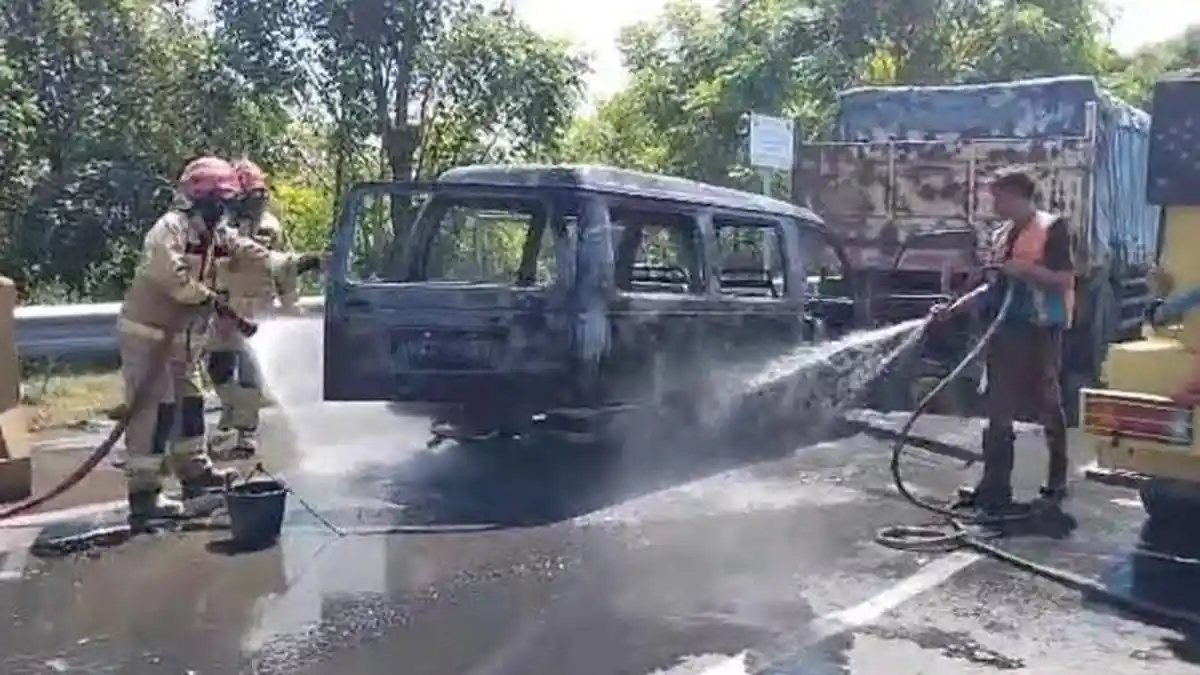 Mobil Suzuki Carry Terbakar
