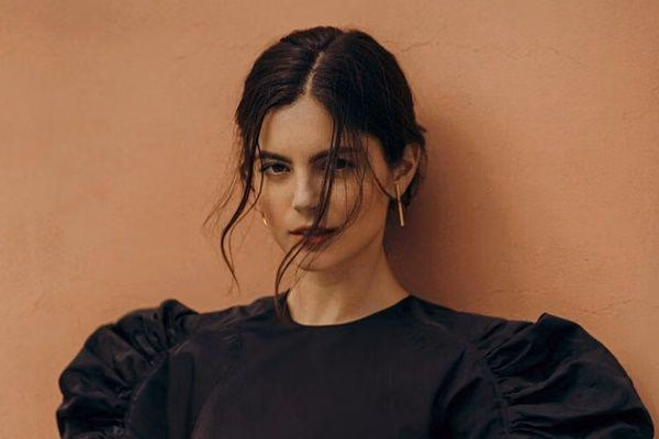 Mengapa Monica Barbaro Disukai Penonton Muda