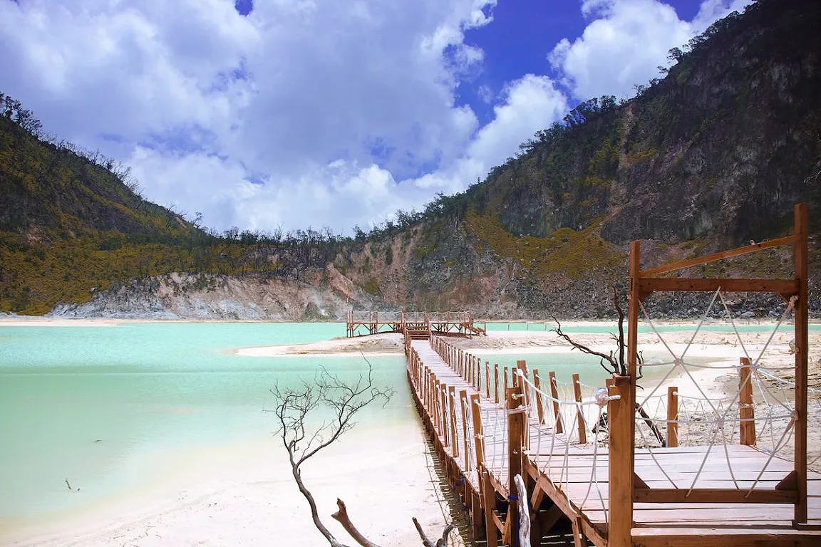 Mengenal Keunikan Kawah Putih Bandung